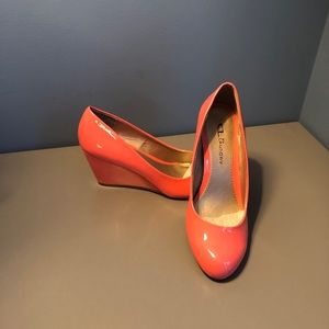 CL by Laundry Nima Patent Coral Wedges
